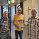 Nach der Übergabe der Glückwünsche und Urkunde: v.l.n.r Bläser Rudolf Gröger, Jubilar Markus Leucht und ehemaliger Chorleiter Dieter Seuß